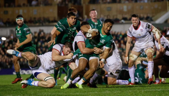 Bundee Aki scores his sides second try despite Nick Timoney and Marcell Coetzee