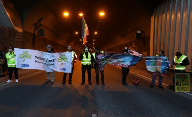 LR YELLOW VESTS II2A8142