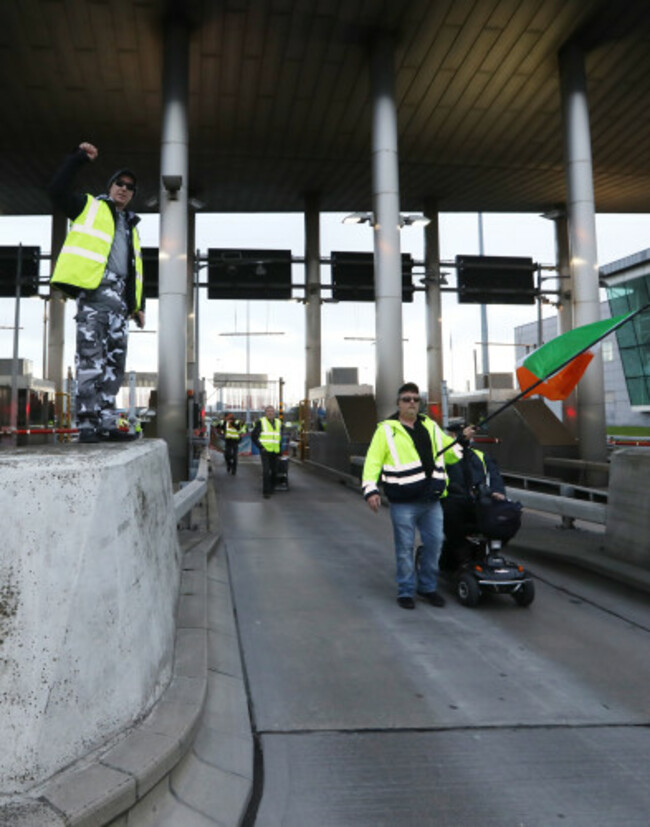 LR YELLOW VESTS II2A8112