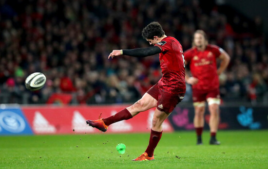 Joey Carbery kicks a penalty