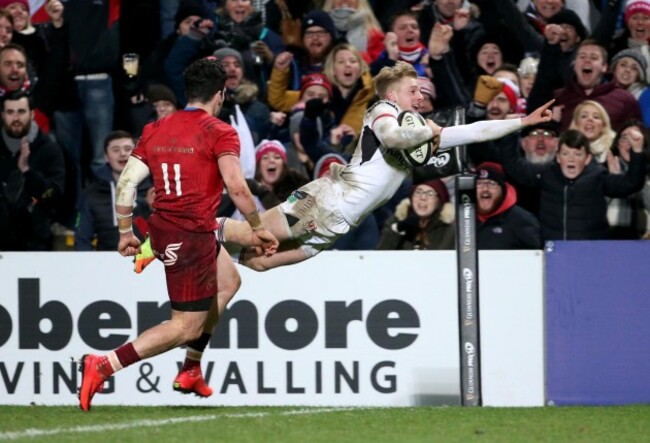 Rob Lyttle scores a try