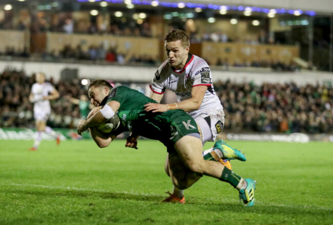 Caolin Blade runs in to score a try despite Johnny McPhillips