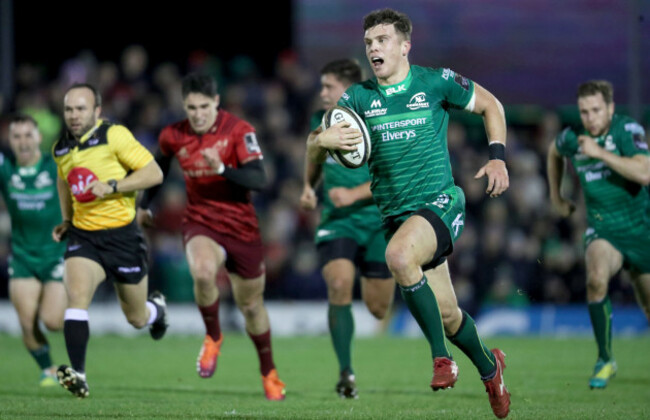 Tom Farrell on his way to scoring try