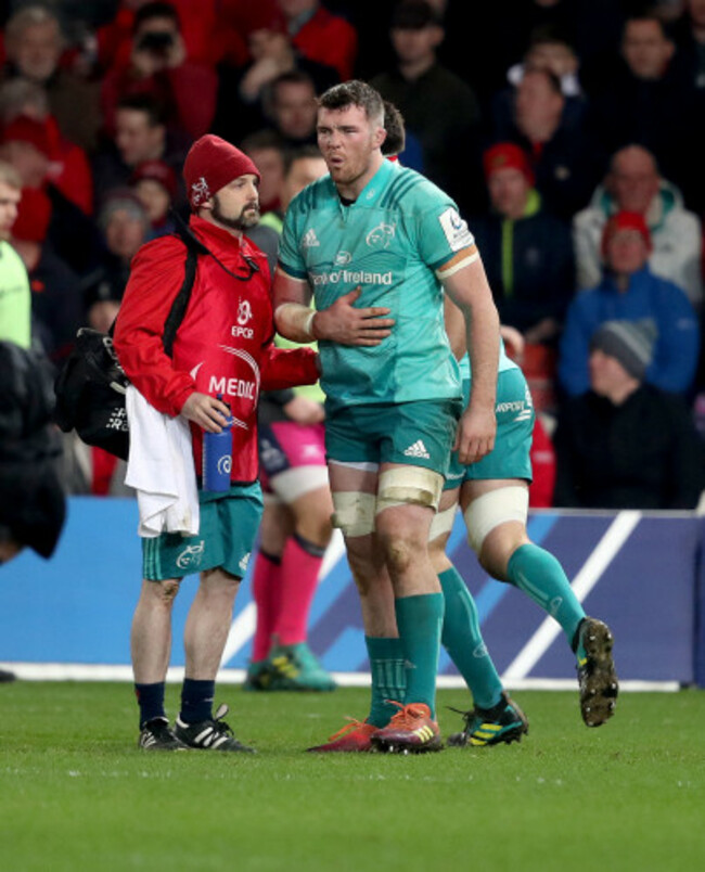 Peter O'Mahony leaves the field with an injur