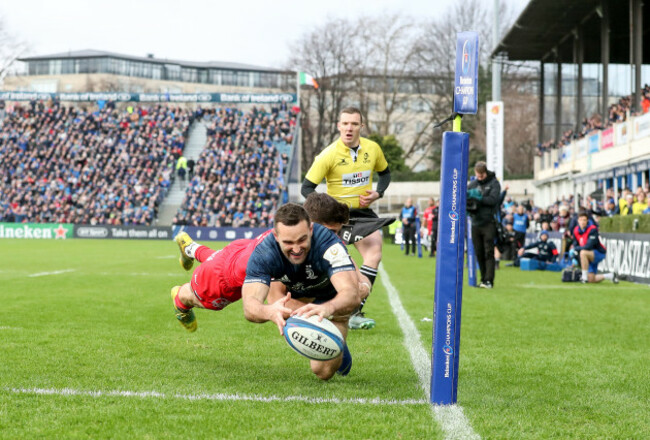 Dave Kearney scores a try despite Romain Ntamack