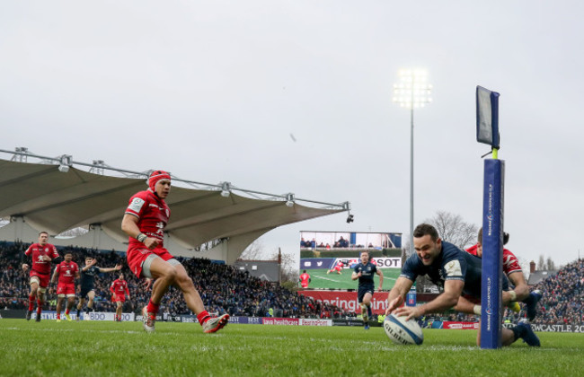 Dave Kearney scores a try despite Romain Ntamack