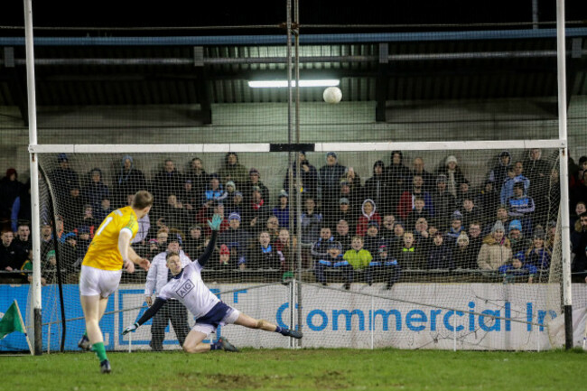 Barry Dardis misses the last penalty kick