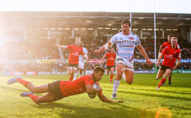 Robert Baloucoune scores a try