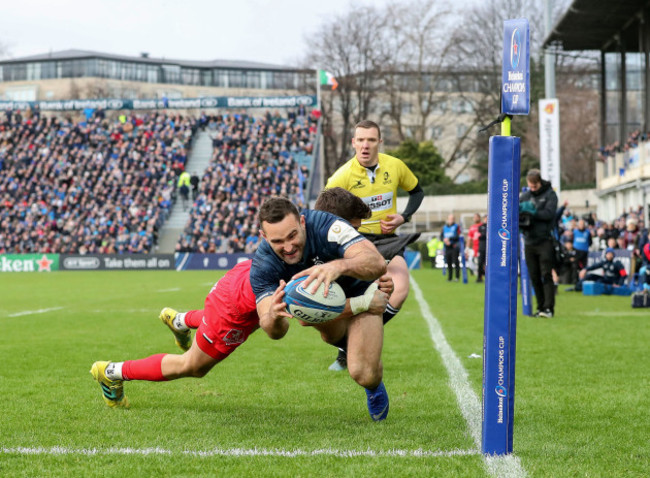 Dave Kearney scores a try despite Romain Ntamack