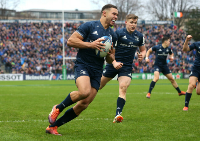 Adam Byrne runs in a try