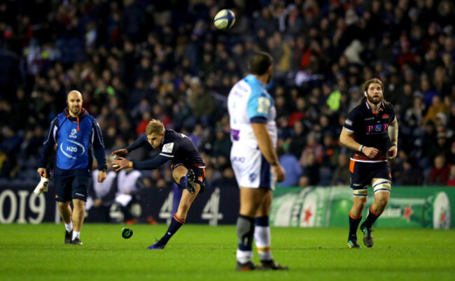 Jaco van der Walt kicks a penalty