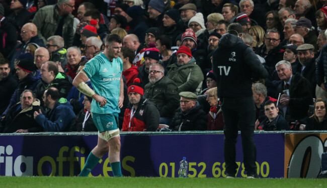 Peter O'Mahony leaves the field with an injury