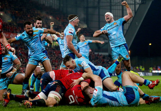 Exeter Chiefs celebrate Sam Skinner scoring a try