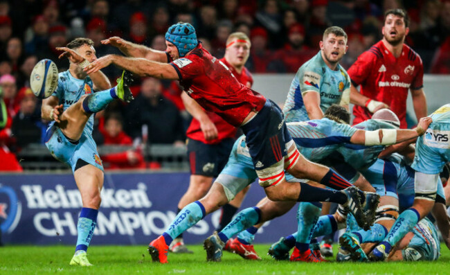 Tadhg Beirne blocks a kick from Nic White