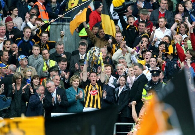 Michael Fennelly lifts the Liam McCarthy Cup