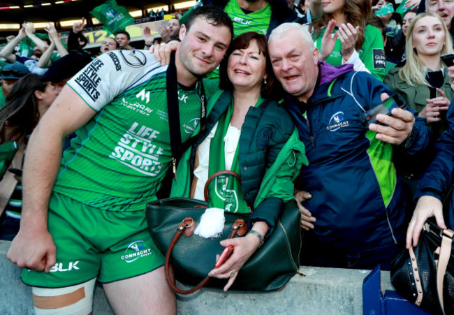 Robbie Henshaw celebrates with his mother Audrey and father Tony