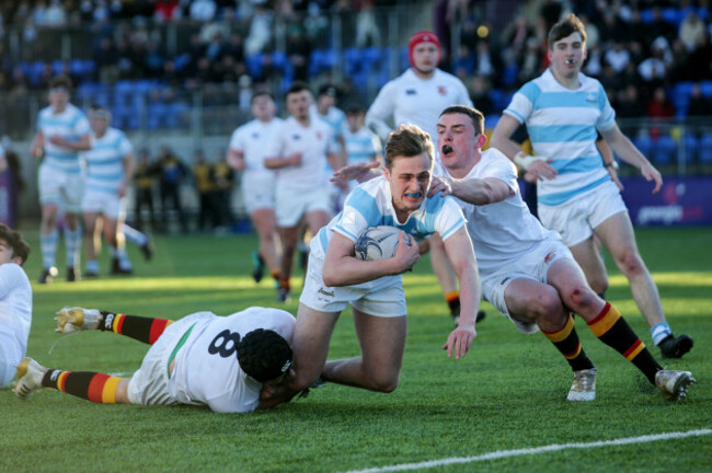 Tim D'Arcy runs in a try despite Christopher Lawles and Jordan Mortell