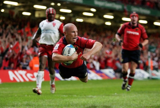 Peter Stringer scores a try
