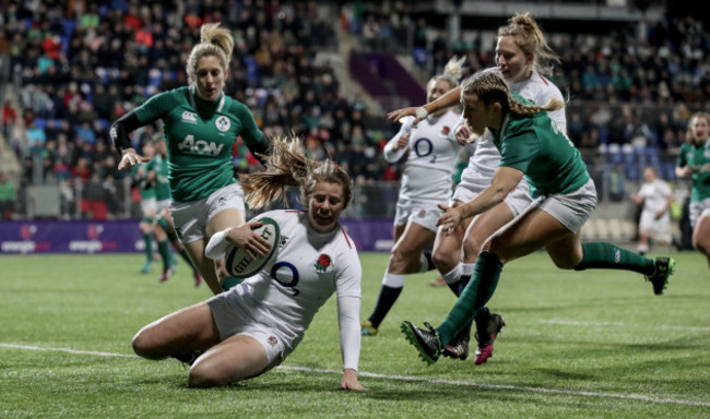 Zoe Harrison scores a try