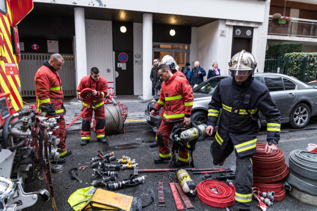 At least 10 dead in Paris building fire
