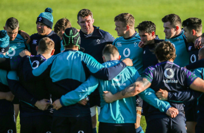 Peter O'Mahony in the team huddle