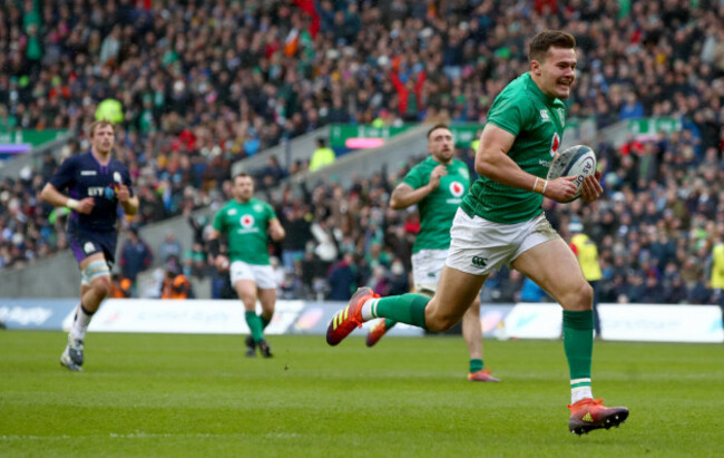 Jacob Stockdale scores his sides second try