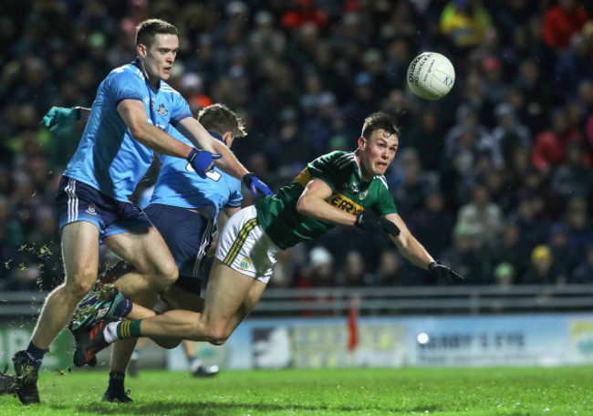 Gavin O'Brien tackled by Brian Fenton and Michael Fitzsimons