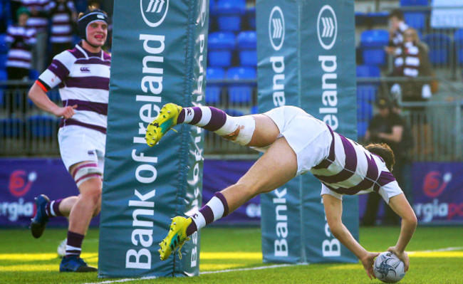 Hugo Philips scores a try