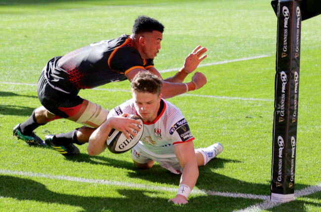 Angus Kernohan scores a try