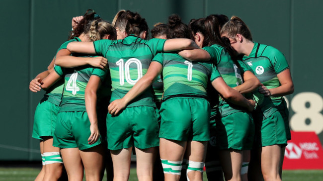 Ireland&rsquo;s team huddle