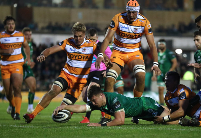 Tom Farrell scores his sides opening try despite Tian Schoeman