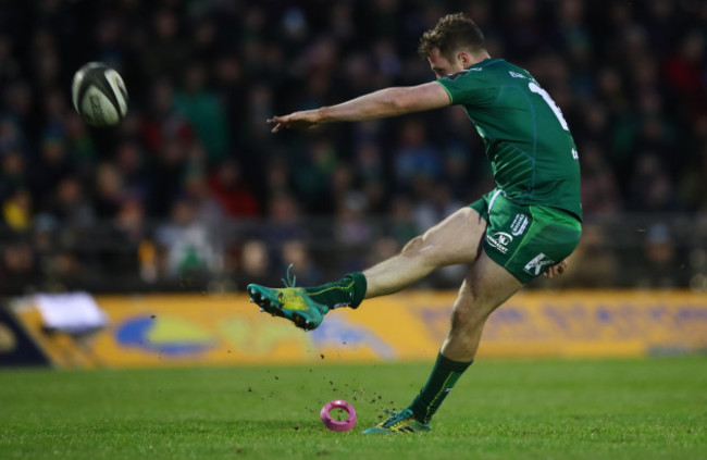 Jack Carty kicks a penalty