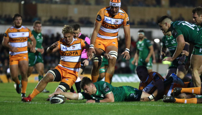 Tom Farrell scores his sides opening try despite Tian Schoeman