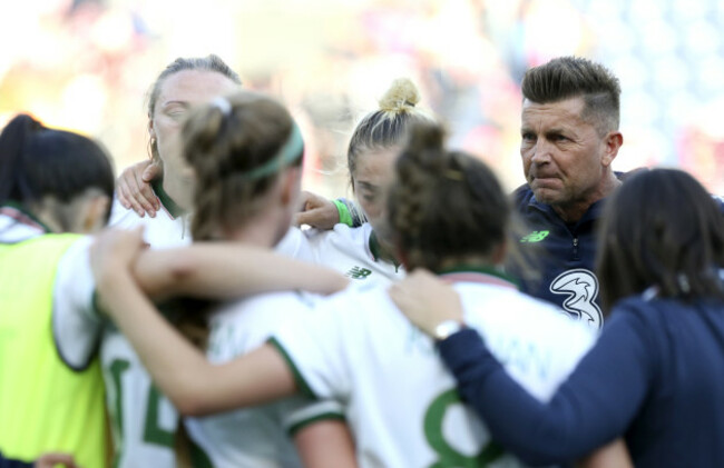 Colin Bell speaks to the players after the game