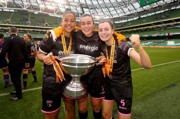 Rianna Jarrett, Orlaith Conolon and Lauren Dwyer celebrate with the trophy