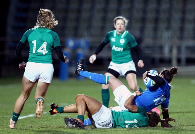 Sene Naoupu tackles Manuela Furlan