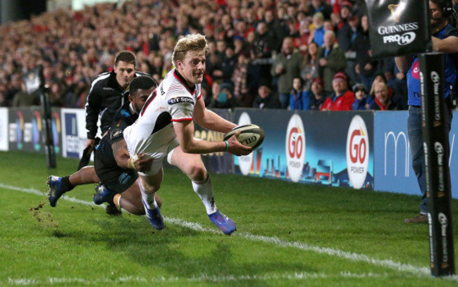 Rob Lyttle scores a try