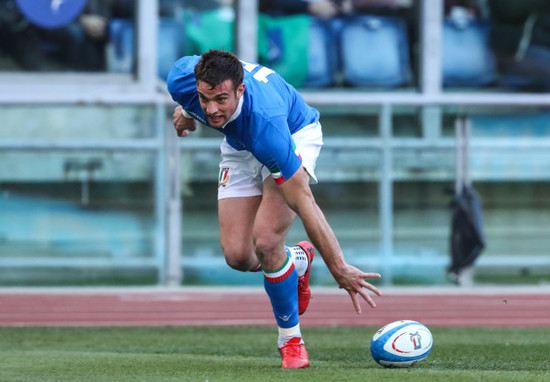 Edoardo Padovani scores a try