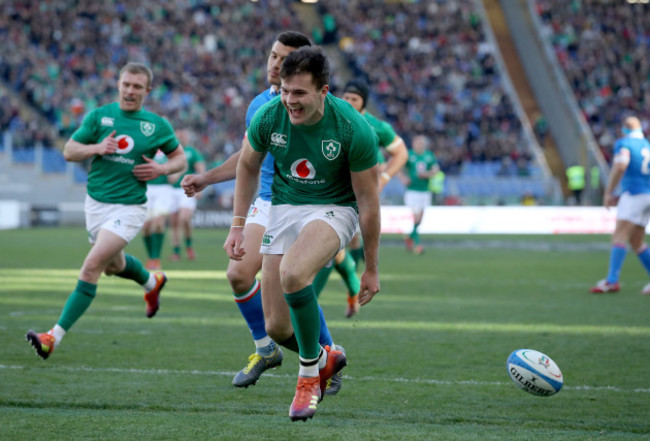 Jacob Stockdale celebrates scoring their second try