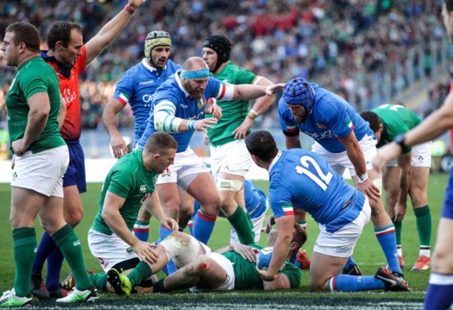 Luca Morisi celebrates scoring a try with Dean Budd and Leonardo Ghiraldini