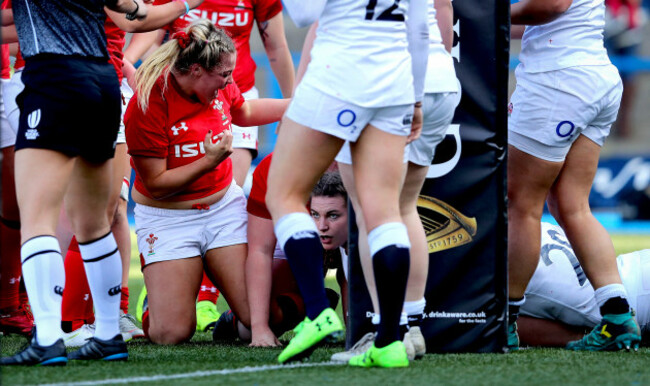 Kelsey Jones celebrates her side scoring a late try