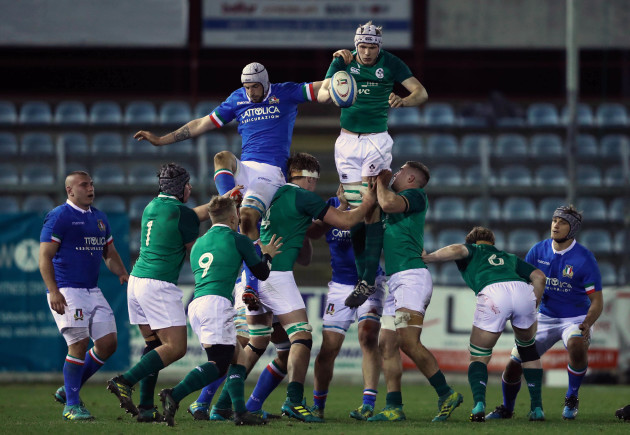Thomas Parolo and Niall Murray compete for a lineout