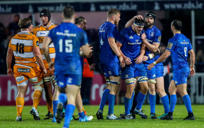 Scott Fardy congratulates Max Deegan on winning possession