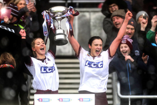 Grainne O’Kane and Siobhan Bradley lift the trophy