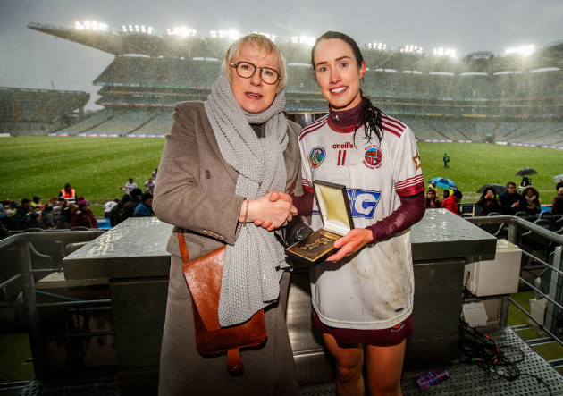 Maol Muire Tynan presents Tina Hannon with the player of the match award
