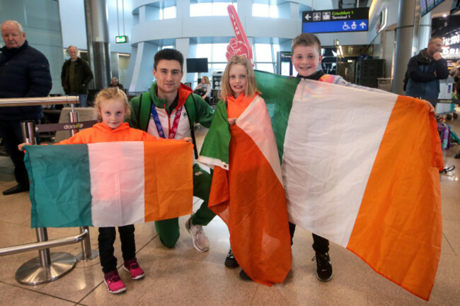 Mark English with Niamh Graham, Isla Graham and Briain Cullinan