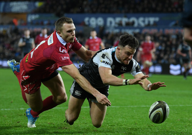 Luke Morgan beats Tom Prydie to score a try