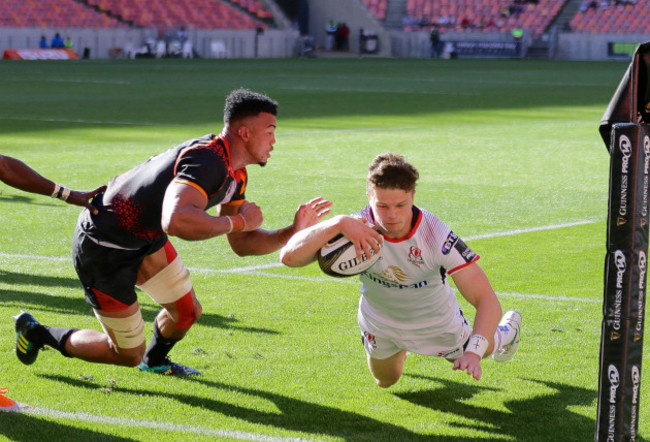 Angus Kernohan scores a try