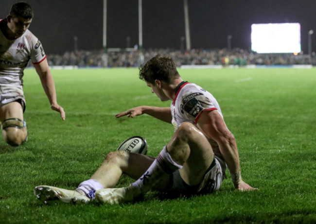 Angus Kernohan scores a try