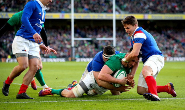 Jack Conan scores scores a try despite Guilhem Guirado and Antoine Dupont